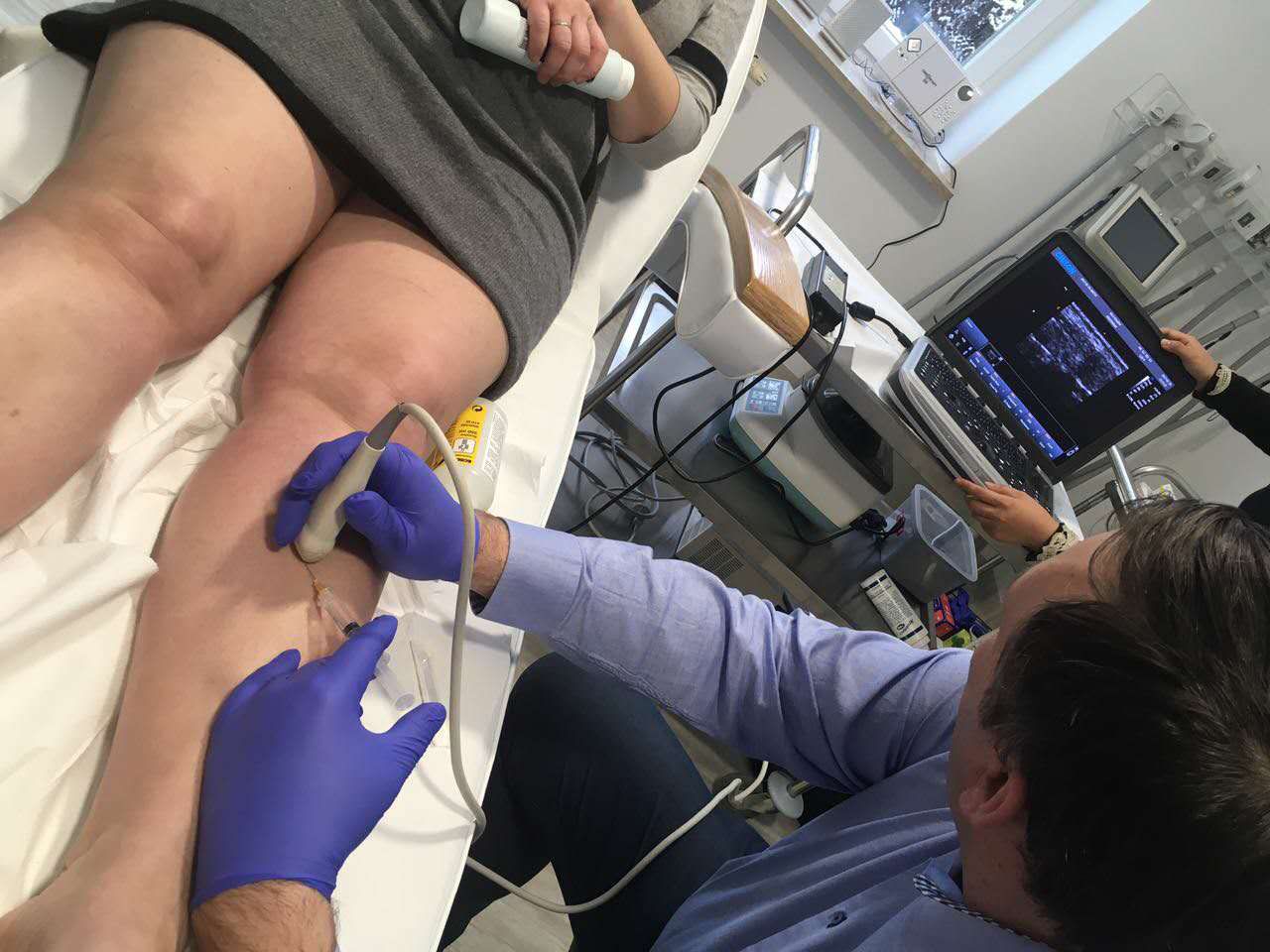  Portable ultrasound machines also offer a non-invasive alternative to traditional treatment options. Unlike surgery, injections, and medication, ultrasound therapy does not require any incisions or medications, making it a safer option for many patients. 
